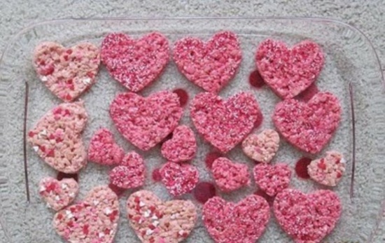 décoration romantique assiette coeurs roses