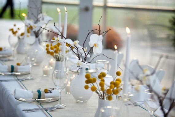 decoration table blanc fleurs jaunes orchidees blanches