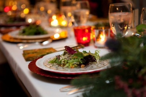 decoration table mariage hiver disposition rouge salade