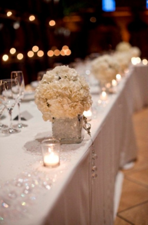 decoration table mariage hiver longue nappe fleurs