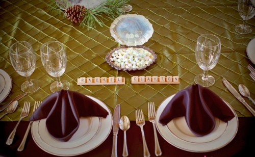 decoration table mariage hiver marque place scrabble amarante