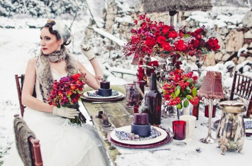 decoration table mariage hiver neige fleurs rouges