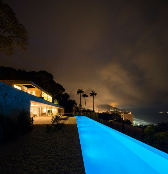 demeure moderne piscine étroite à Rio de nuit