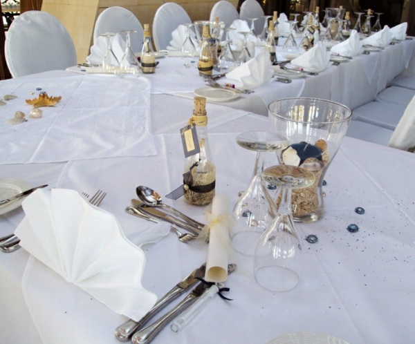 tables longues blanc couleur pureté couvertures
