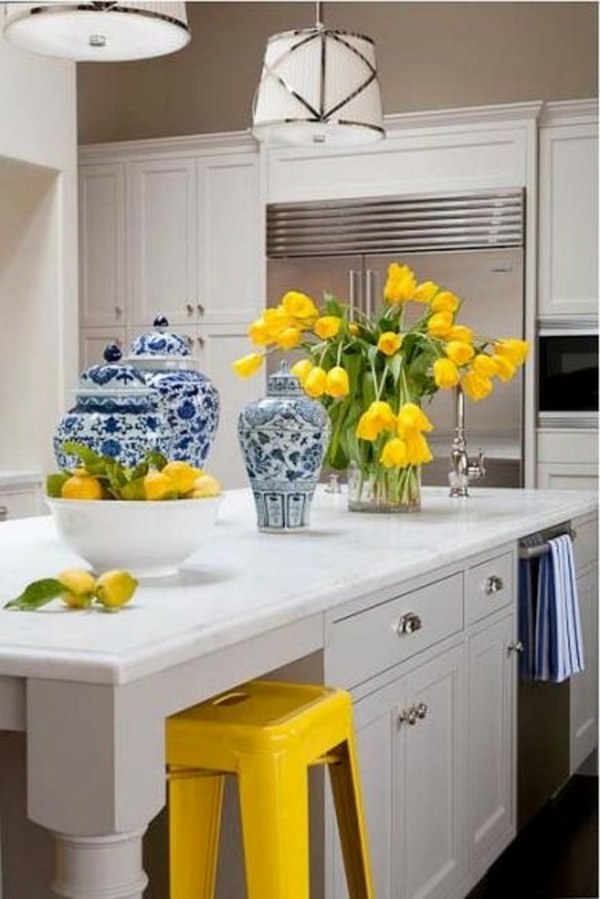 Vous pouvez assortir les fleurs avec les meubles tulipes jaunes déco