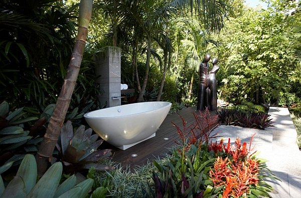 design baignoire extérieur végétation