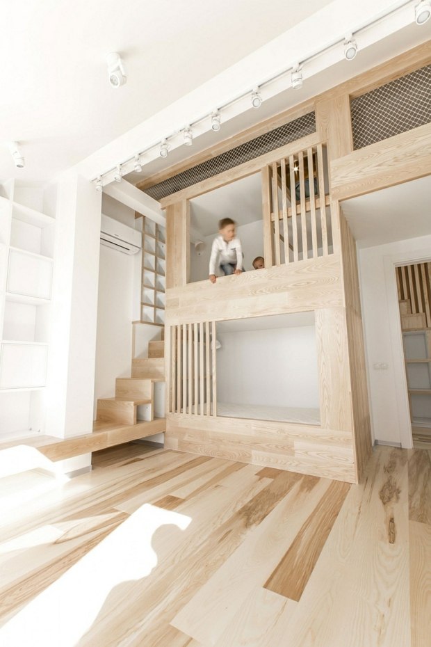 design ingénieux incorpore lits superposés avec escalier adjacent