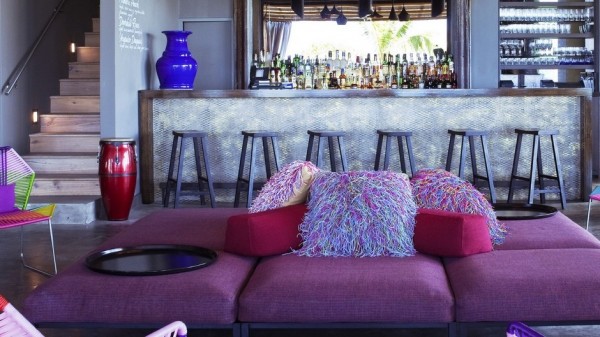 design interieur bar hotel coussin violet