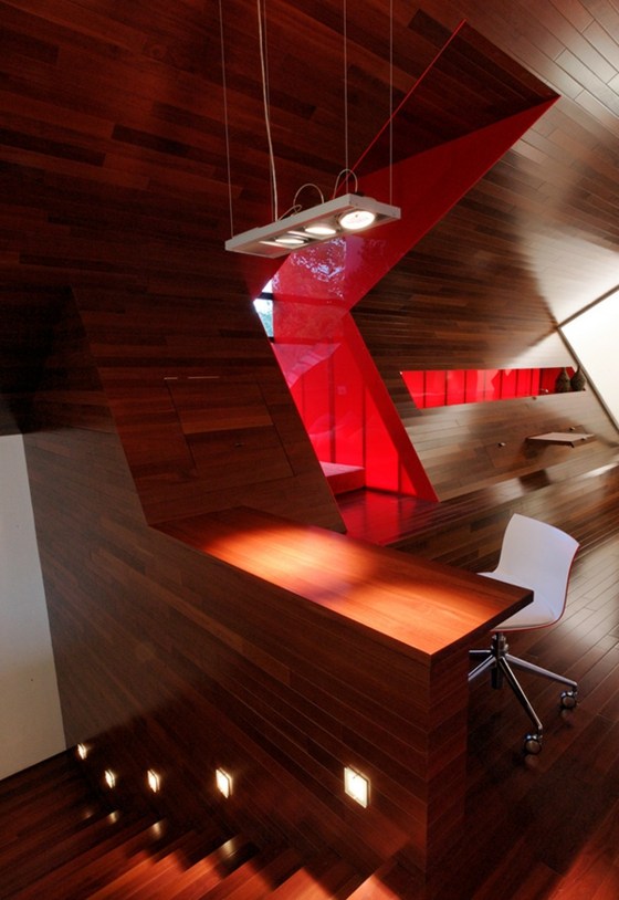 design interieur bois fente rouge radical