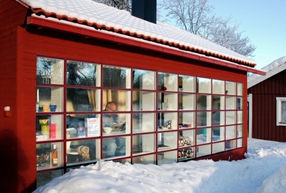 design interieur maison rouge fenetre etagere