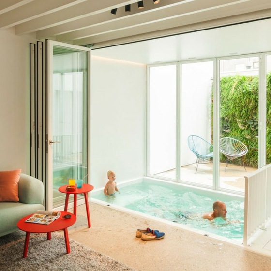 design intérieur piscine baie vitree moderne