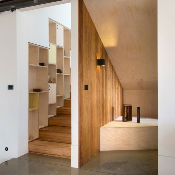 design intérieur recoin escalier bois etagere