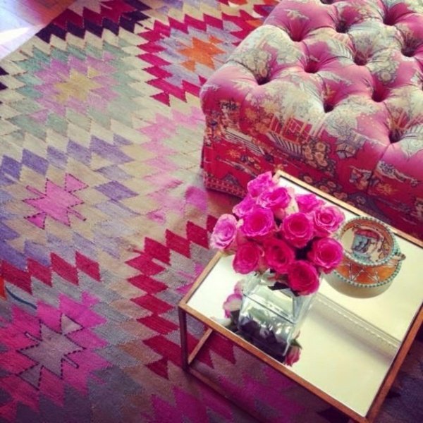 Motifs géométriques intérieur tapis de salon dans la gamme rose violet meubles