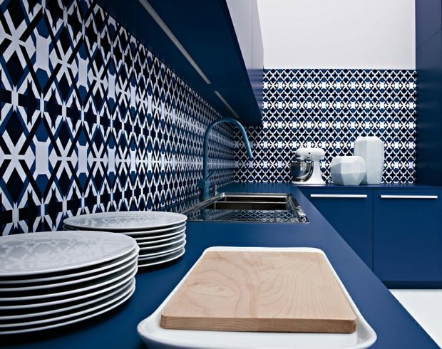 dosseret de cuisine à motifs plan de travail bleu royal design audacieux