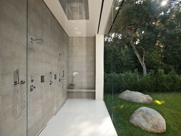  salle de bain italienne douche simulation pluie donnant sur jardin