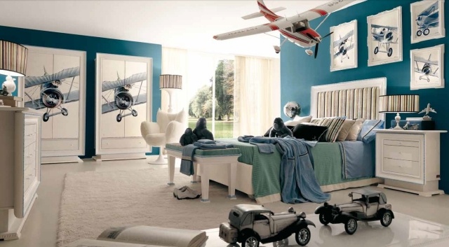 déco-chambre-ado-couleurs-murs-bleus-tableaux-avions-mobilier-blanc déco chambre ado