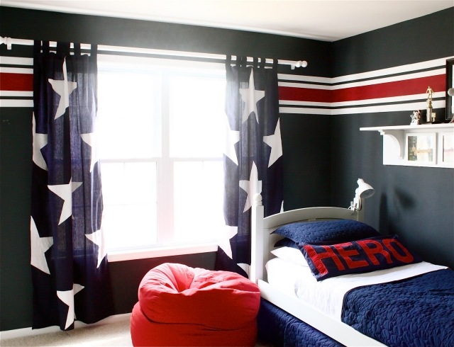 déco-chambre-ado-couleurs-murs-gris-foncé-accents-bleu-foncé-rouge-pouf-rouge