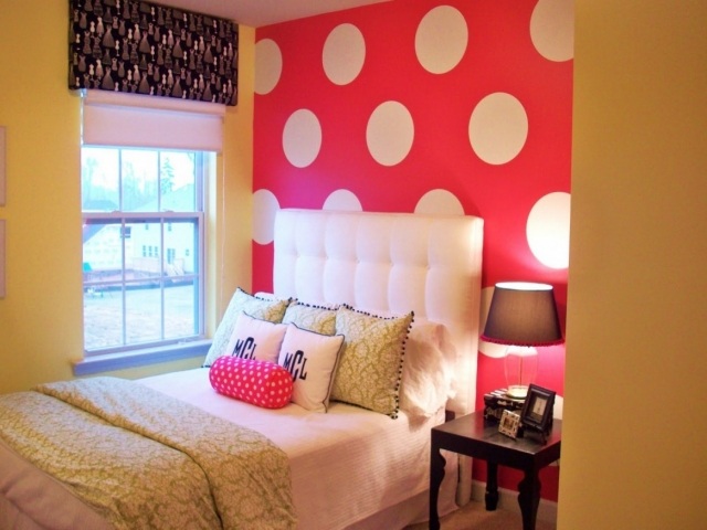 déco-chambre-ado-couleurs-murs-rose-pois-blancs-jaune-coussins-décoratifs déco chambre ado