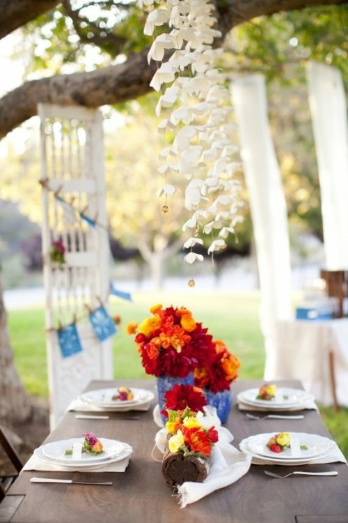 déco de table avec fleurs et suspensions papier