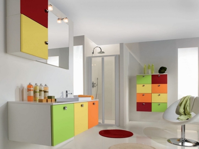 déco-salle-bains-mobilier-couleurs-meuble-vasque-armoire-toilette-rouge-vert-jaune-orange-murs-blancs