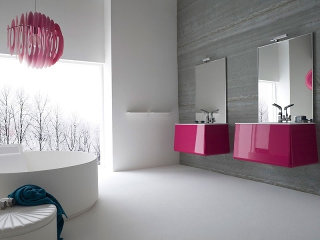 déco-salle-bains-mobilier-couleurs-meuble-vasque-cyclamen-finition-brillante-miroirs-suspension-rose déco salle de bains
