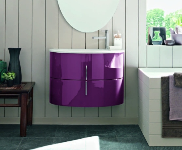 déco-salle-bains-mobilier-couleurs-meuble-vasque-lilas-finition-brillante-miroir-forme-ovale déco salle de bains