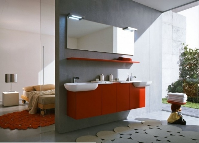 déco-salle-bains-mobilier-couleurs-miroir-rectangulaire-appliques-led-meuble-vasque-orange-étagère déco salle de bains