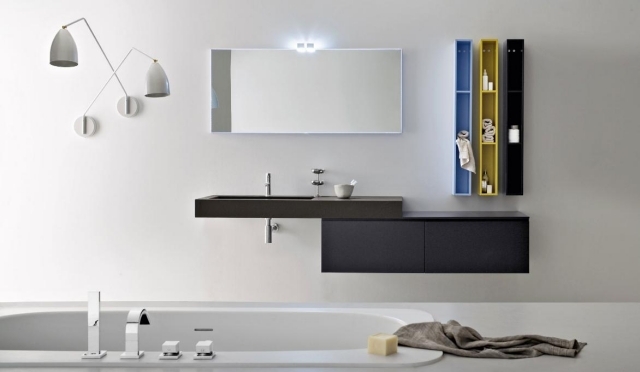 déco-salle-bains-mobilier-couleurs-étagères-suspendues-jaune-bleu-noir-miroir-élégant