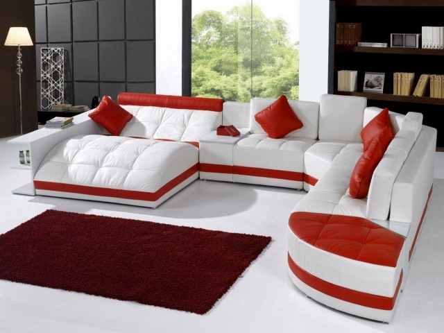 déco-salon-couleur-rouge-idée-originale-canapé-coussins-rayures