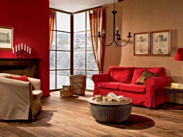 déco-salon-couleur-rouge-idée-originale-canapé-rouge-fauteuil