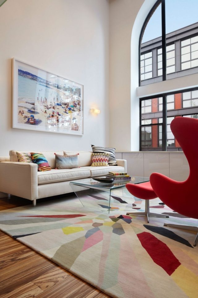 déco-salon-couleur-rouge-idée-originale-chaises-canapé-coussins