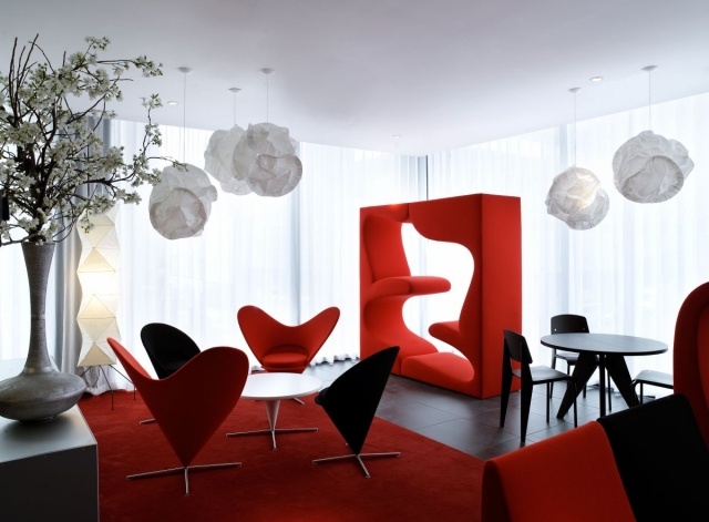 déco-salon-couleur-rouge-idée-originale-forme-originale-chaises