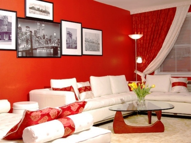 déco-salon-couleur-rouge-idée-originale-rideaux-table-verre