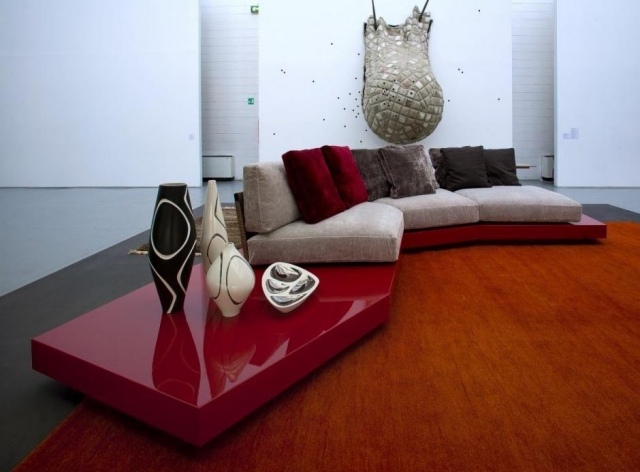 déco-salon-couleur-rouge-idée-originale-table-coussins-canapé