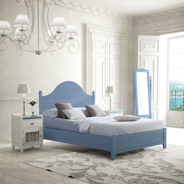 décor blanc ponctué par lit bleu
