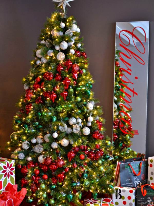 décoration-Noël-boules-spirale-guirlandes