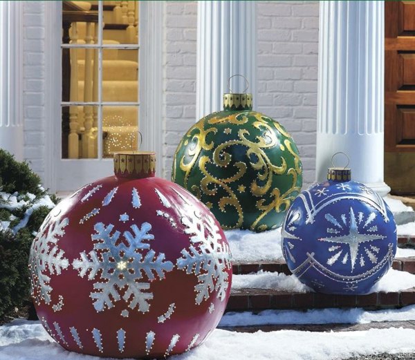 décoration de Noël extérieure idées-jardin-boules-énormes