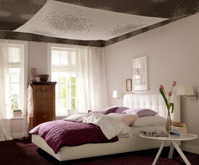 décoration chambre adulte décoration-chambre-adulte-romantique-accent-plafond-inge-lit-cyclamen-tulipes-rose-vase-verre-table-blanche-basse