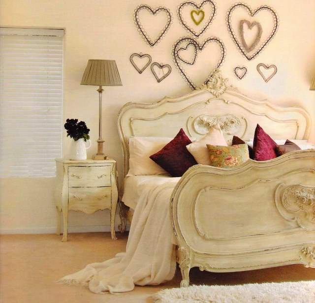 décoration chambre adulte décoration-chambre-adulte-romantique-déco-murale-coeurs-coussins-décoratifs-table-chevet-vintage