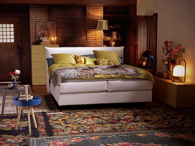 décoration chambre adulte décoration-chambre-adulte-romantique-lampe-poser-élégante-tapis-motifs-couleurs-coussins-jaune-chaud-petit-bougeoir-vase-fleurs