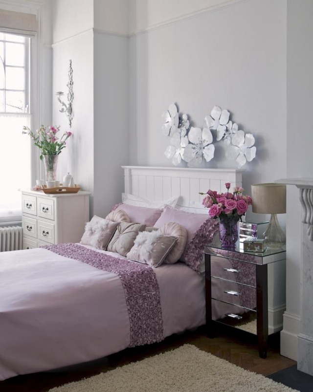 décoration chambre adulte décoration-chambre-adulte-romantique-lilas-pâle-fleurs-papier-blanc-table-chevet-métallique