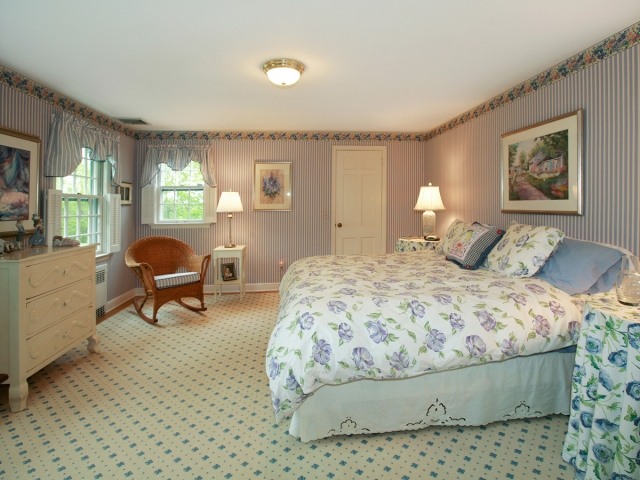 décoration chambre adulte décoration-chambre-adulte-romantique-linge-lit-blanc-motifs-floraux-bleus-papier-peint-rayures-bleues