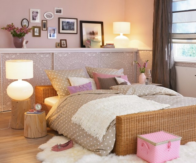 décoration chambre adulte décoration-chambre-adulte-romantique-linge-lit-pastel-pois-blancs-mur-rose-lampe-chevet