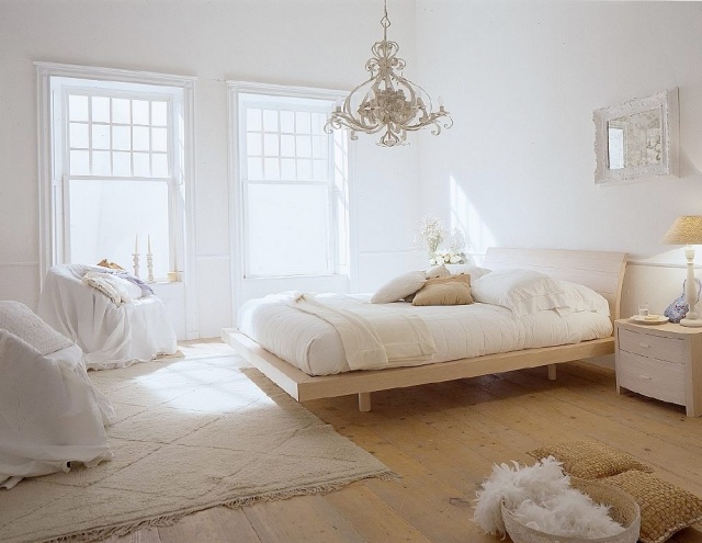 décoration chambre adulte décoration-chambre-adulte-romantique-lit-bois-élégant-lustre-vintage-tapis-blanc-fauteuils