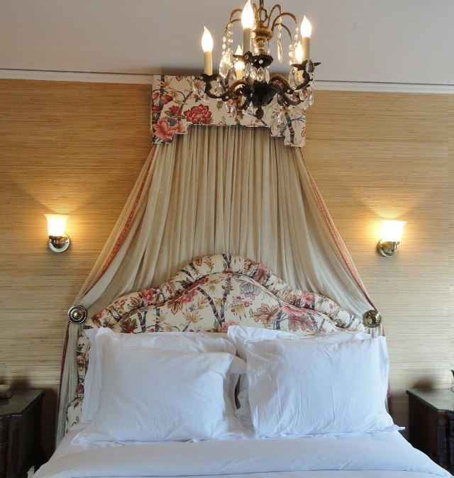 décoration chambre adulte décoration-chambre-adulte-romantique-lustre-élégant-rideaux-tête-lit-tapissée-motifs-floraux