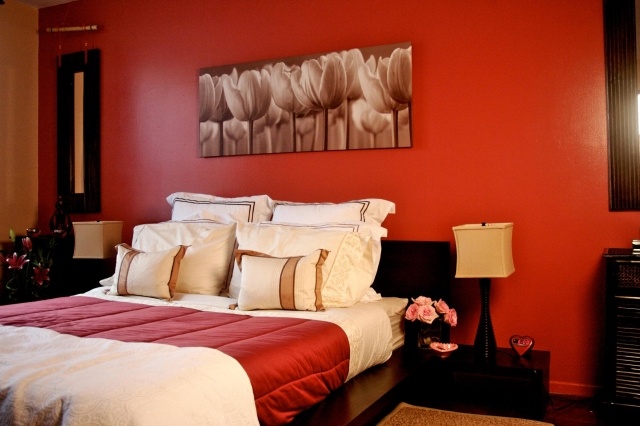 décoration chambre adulte décoration-chambre-adulte-romantique-mur-rouge-coussins-motifs-lampe-poser-bouquet-fleurs
