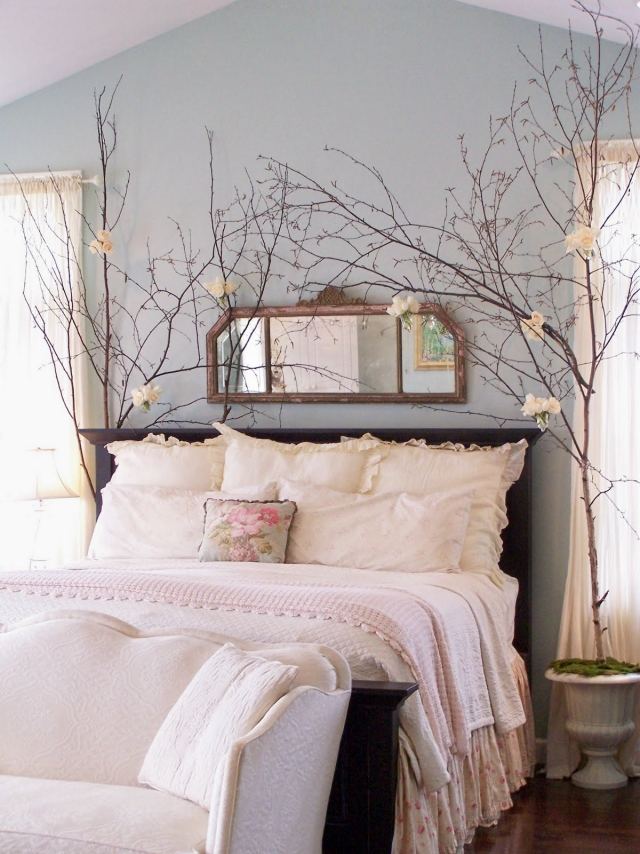 décoration chambre adulte décoration-chambre-adulte-romantique-murs-bleu-pâle-linge-lit-blanc-arbustes-fleurs-blanches