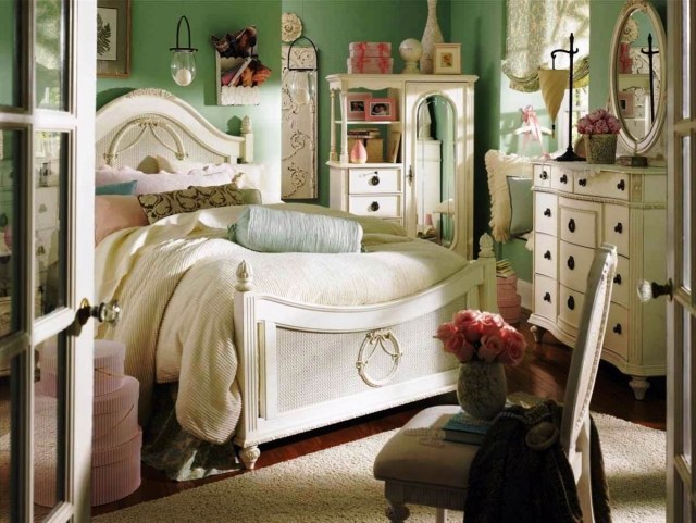 décoration chambre adulte décoration-chambre-adulte-romantique-murs-vert-vase-roses-mobilier-bois-blanc