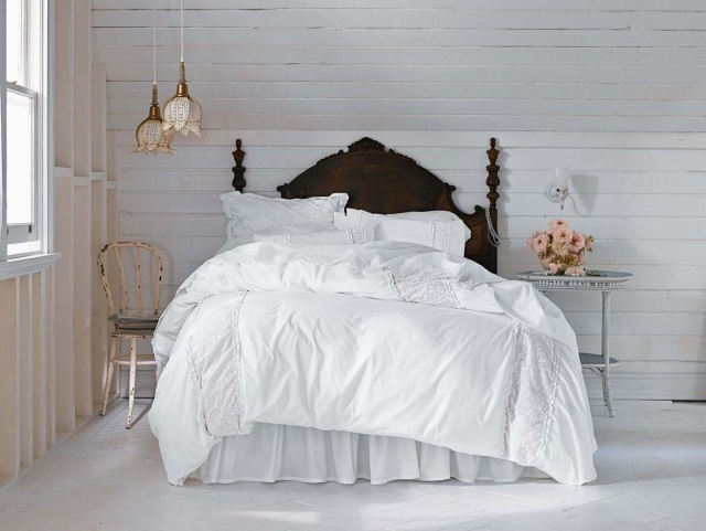 décoration chambre adulte décoration-chambre-adulte-romantique-papier-peint-3d-effet-bois-blanc-linge-lit-blnc-roses