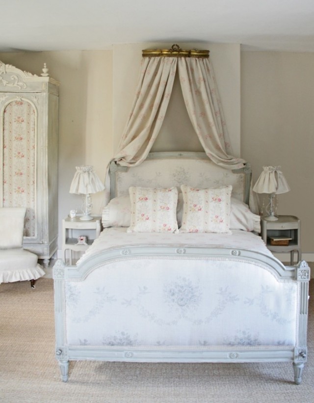 décoration chambre adulte décoration-chambre-adulte-romantique-rideaux-beige-motifs-fleurs-vintage-style